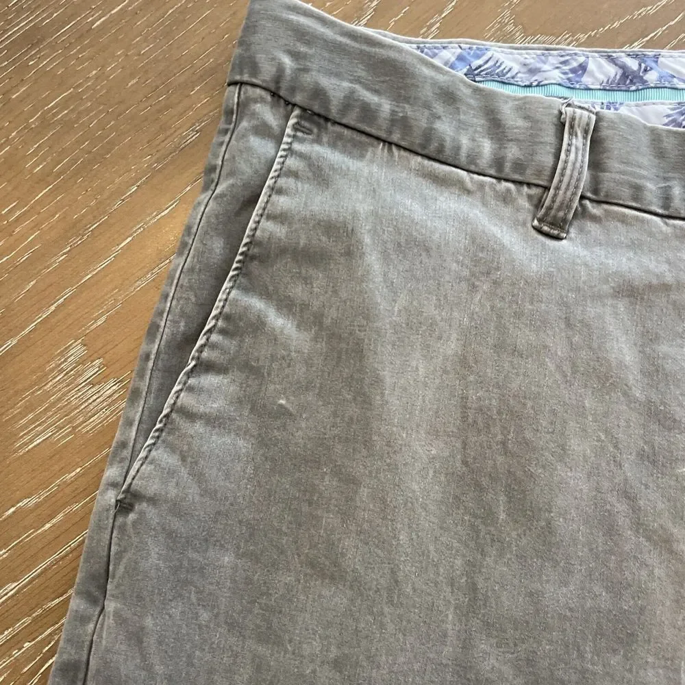 Tommy Bahama Mens 40x32 Gray Chino Straight Leg Pants EUC‎ Flat Front SUPER SOFT